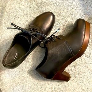 J. Jill black shoes with 3/4” brown platform & black leather shoelaces. New.